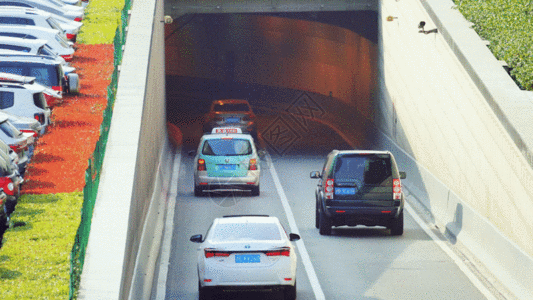 汽车驶入地下隧道GIF图片