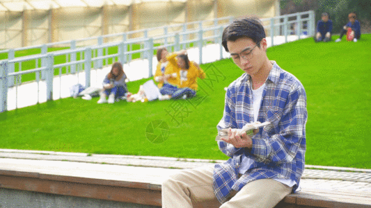 休闲衬衫穿格子衫的男生阅读看书GIF高清图片