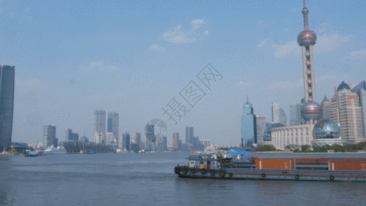 上海黄浦江东方明珠下的游船GIF图片