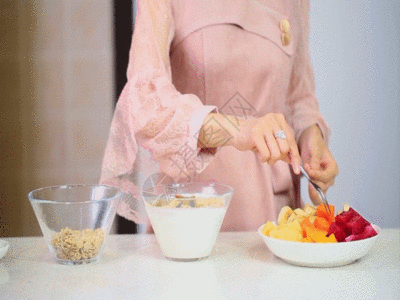 水果燕麦酸奶的制作GIF图片