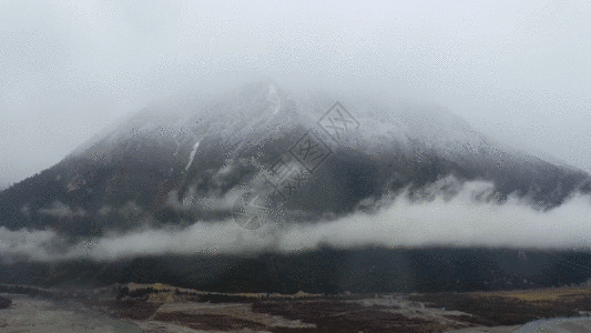 车窗起雾航拍雪山云海 GIF高清图片