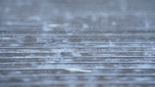 下雨天的木板地面GIF图片