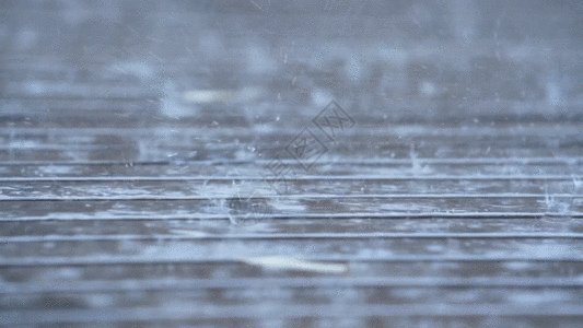 砸地面下雨天的木板地面GIF高清图片