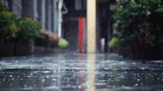 雨滴打在地上溅出水花GIF图片