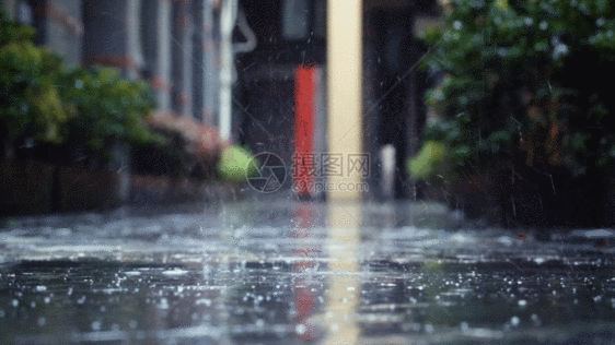 雨滴打在地上溅出水花GIF图片