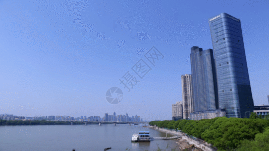 城市码头城市沿河船只出动延时视频GIF高清图片