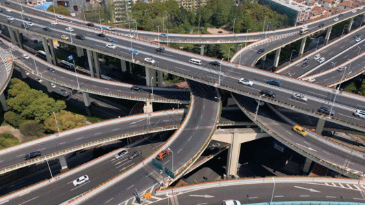 高架电缆高架桥上的车辆运动GIF高清图片