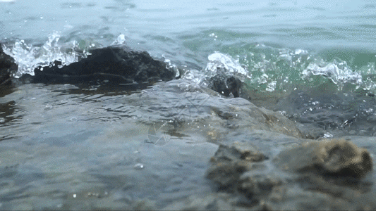飞溅水花海滩边的海浪GIF高清图片