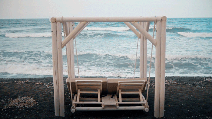 海浪冲击沙滩小秋GIF图片