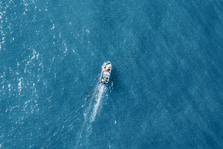 湛蓝大海海上小舟gif高清图片