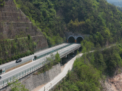 蜿蜒的山路高速隧道4K航拍合集GIF高清图片