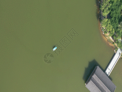 中式建筑室内园林湖面4K航拍GIF高清图片