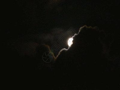 乌云渐渐遮住月亮实拍GIF高清图片