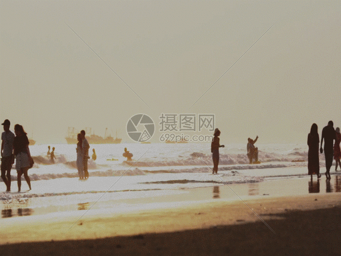 下载,该gif动态图片标题为黄昏海边人群游玩gif,编号:401325679,格式