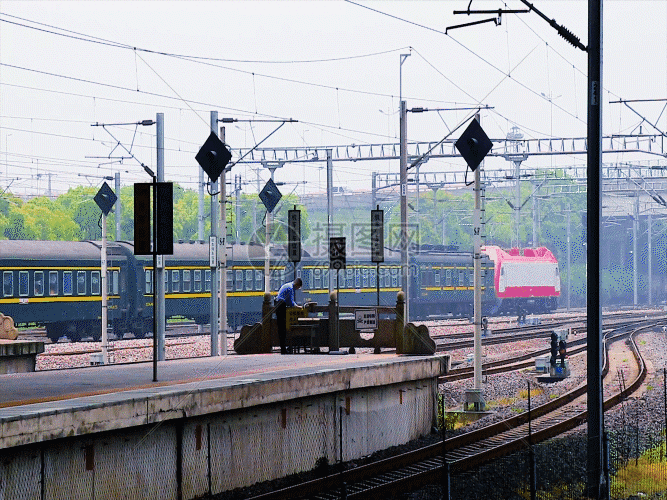 实拍火车动车出发gif动图图片-正版gif素材401342326-摄图网