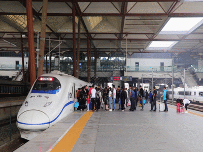 旅客运输实拍高铁站旅客GIF高清图片