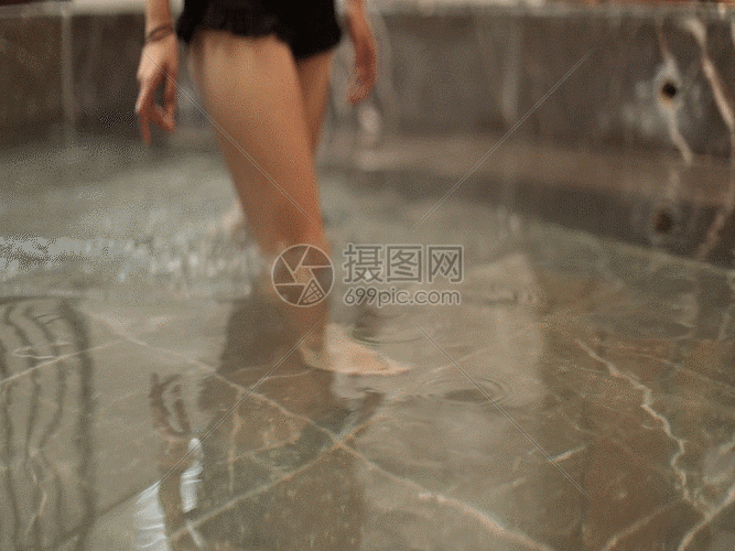 美女泡温泉gif动图图片 正版gif素材 摄图网