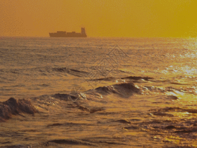 黄昏下的海上货轮和灯塔GIF图片