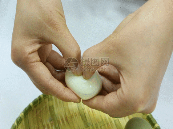实拍剥开鸡蛋视频GIF图片