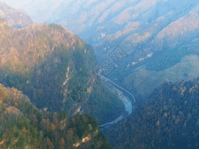 山脉公路红叶满山GIF高清图片