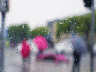 下雨天玻璃外交通行人GIF图片