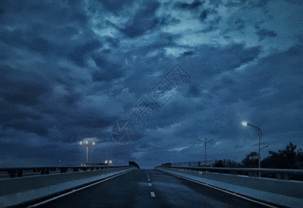 创意路灯暴风雨天深蓝忧郁的天桥和路灯gif动图高清图片