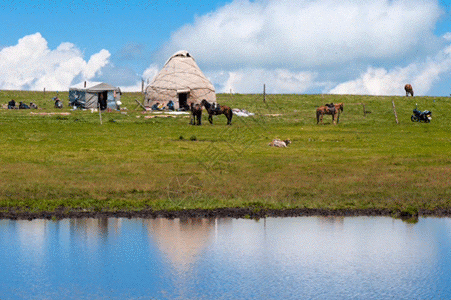 草原上骑马新疆天山牧场美景gif动图高清图片
