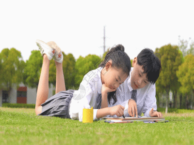 两个女孩在画画孩子们在草地画画GIF高清图片