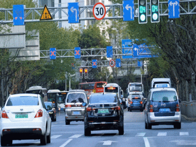 汽车安全检测红绿灯交通车流GIF高清图片