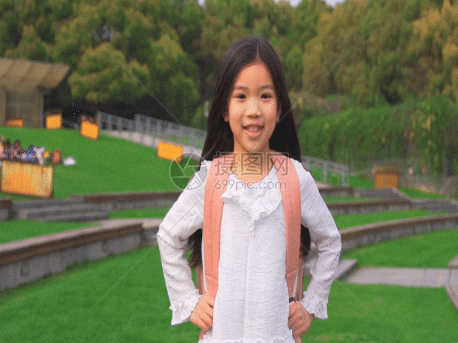 女孩放学背书包回家gif动图图片-正版gif素材401355662-摄图网