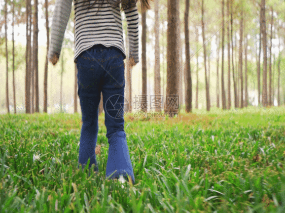 小女孩在森林行走GIF图片
