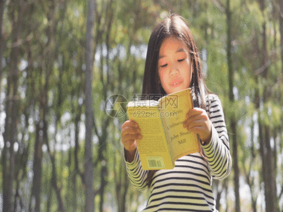 女孩站在草地上阅读GIF图片