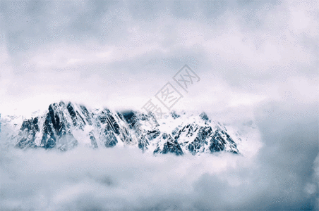 若隐若现的西藏南迦巴瓦峰gif图片