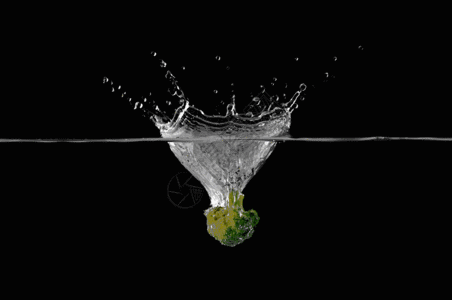 喷溅的水花水中的西兰花gif高清图片