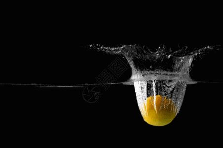 水中气泡柠檬在水中溅起的水花gif高清图片