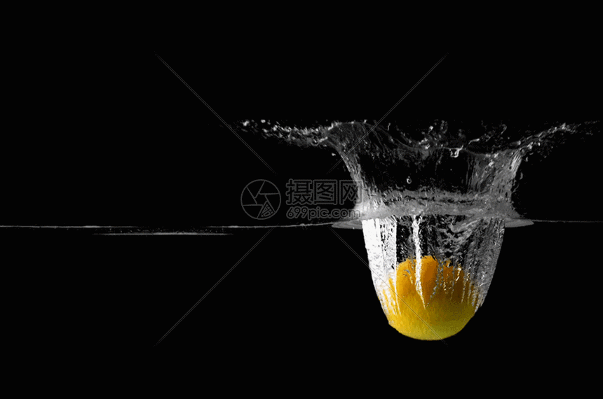 柠檬在水中溅起的水花gif图片