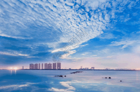 清新蓝天白云下的天空之城gif图片