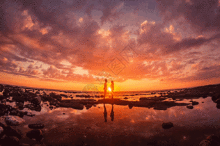 旅行中情侣在夕阳下浪漫对视gif图片