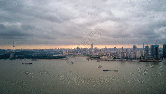 大气船暴风雨即将来临前夕的长江风光gif动图高清图片