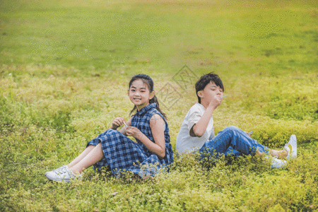 吹泡泡的女孩小学生操场吹泡泡gif高清图片