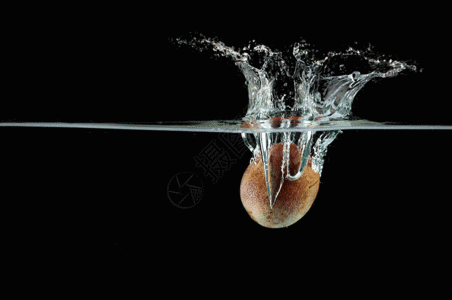 掉落水中的百香果gif图片