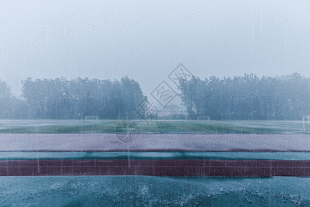 校园操场暴雨天气gif动图图片