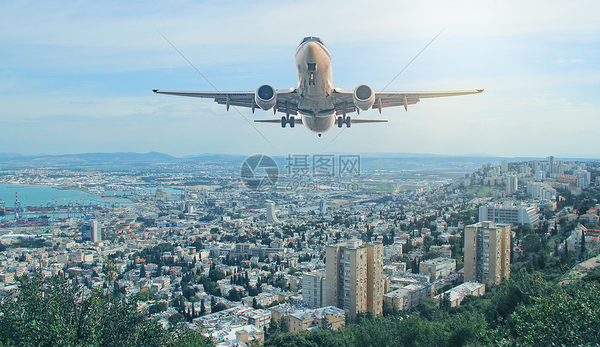 城市上空的飞机图片