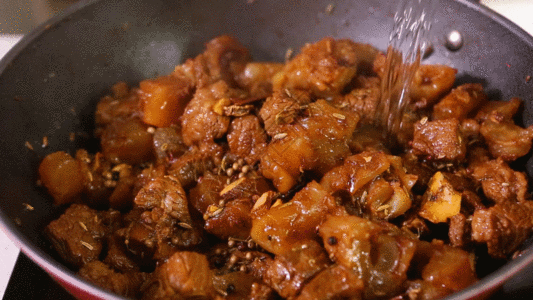 红烧牛肉米线实拍加水炖牛肉视频素材GIF高清图片
