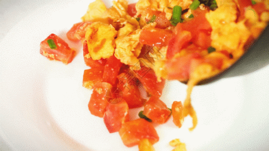 破壳的鸡蛋西红柿炒蛋GIF高清图片