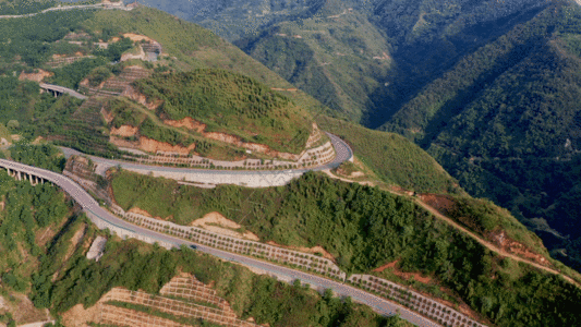 蜿蜒的山路航拍公路GIF高清图片