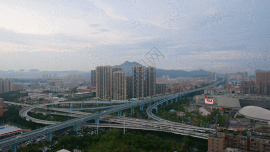 白天的城市高架桥上的车流延时GIF高清图片