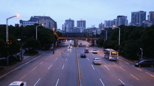公路景观城市火车轨道与公路延时GIF高清图片