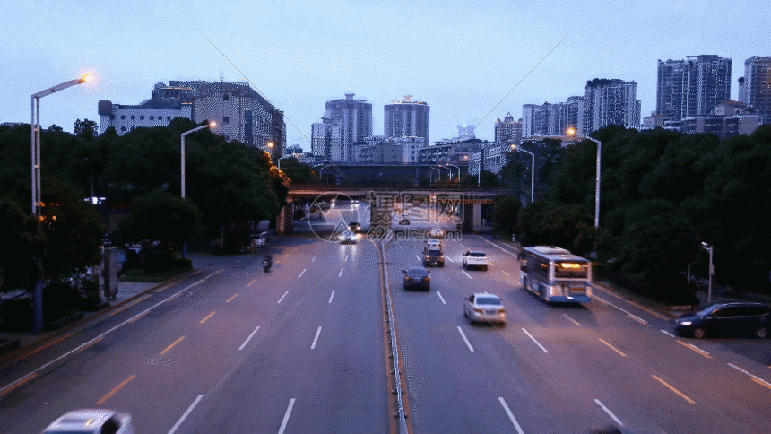 正版 gif动态图片下载,该gif动态图片标题为城市火车轨道与公路延时