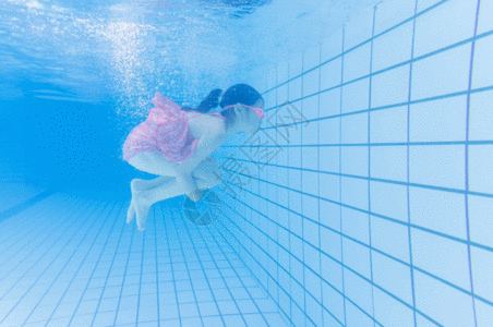 潜水的小孩儿童水下游泳gif高清图片